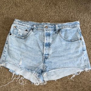 Light Wash Levi’s 501 Shorts